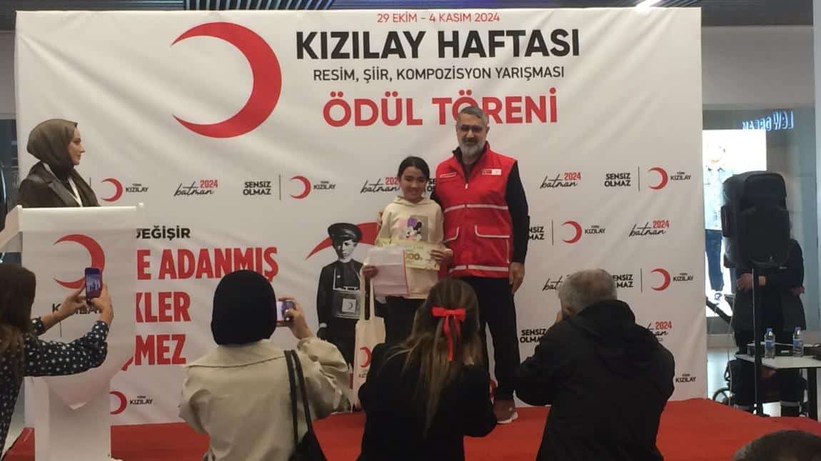 Okulumuz öğrencilerinden Nudem KAYA adlı öğrencimiz kızılayın düzenlediği şiir yarışmasında üçüncü olmuştur.Öğrencimizi tebrik ediyor,başarılarının devamını diliyoruz.